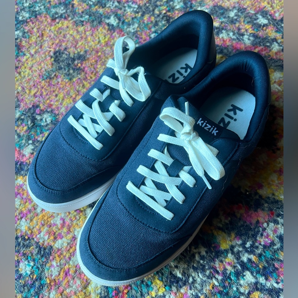 Never worn Kizik Kids Prague shoes size 7Y.
